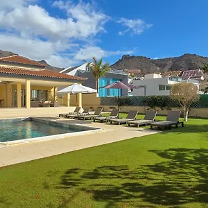 5 Bedrooms Villa